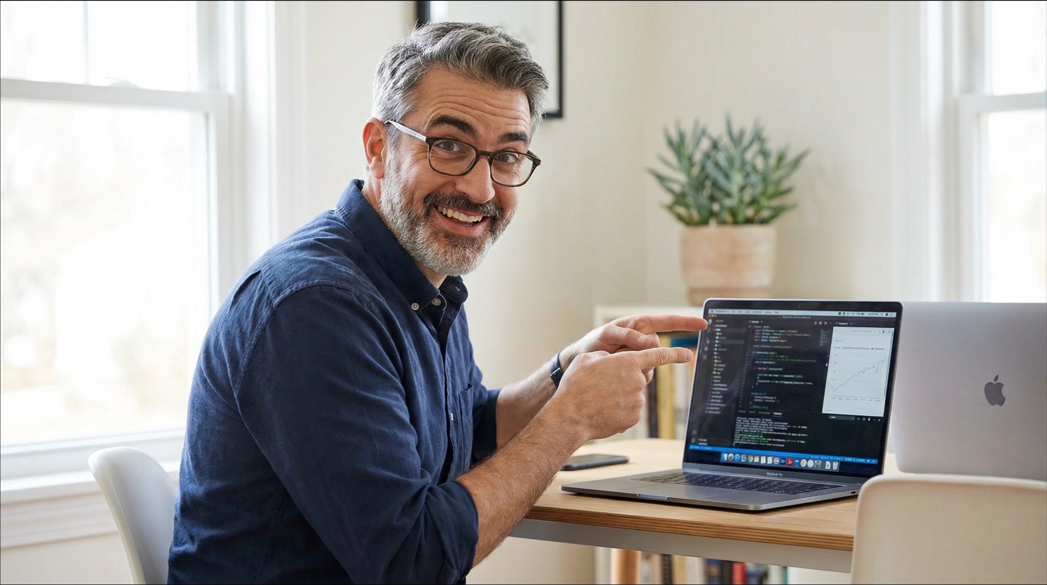 Aluno satisfeito usando seu Mac com confiança após o curso Mac Express